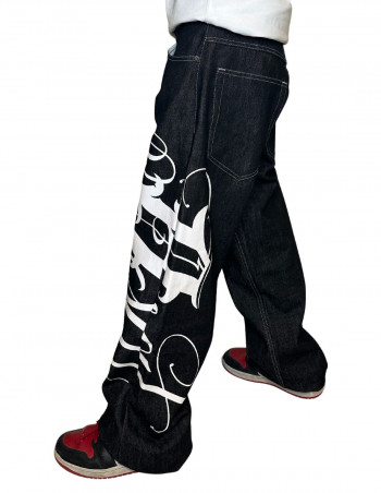 BSAT Art Script Logo Jeans...